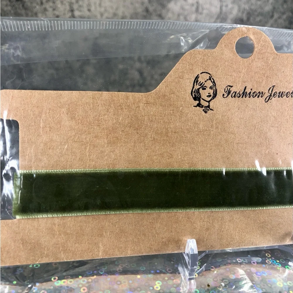 Chic Green Velvet Choker NWT - Picture 2 of 10
